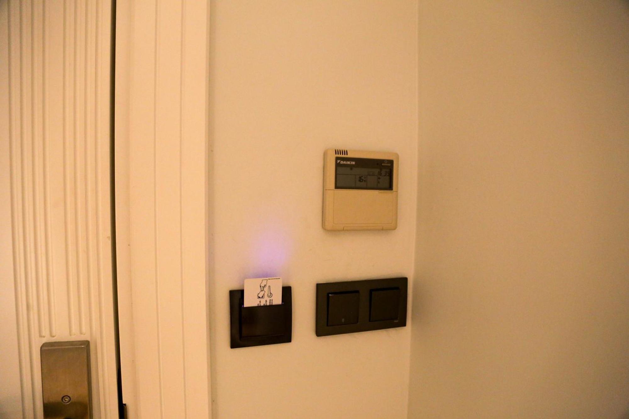 Axu Airport Hotel Arnavutkoy 외부 사진 A Honeywell Home Thermostat