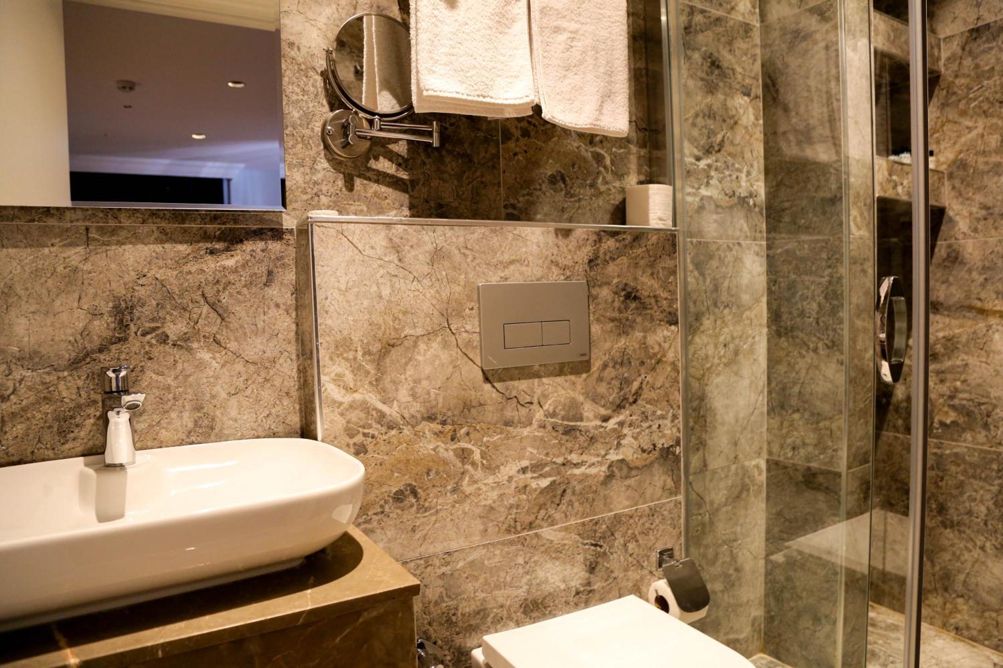 Axu Airport Hotel Arnavutkoy 외부 사진 A bathroom with a shower cubicle