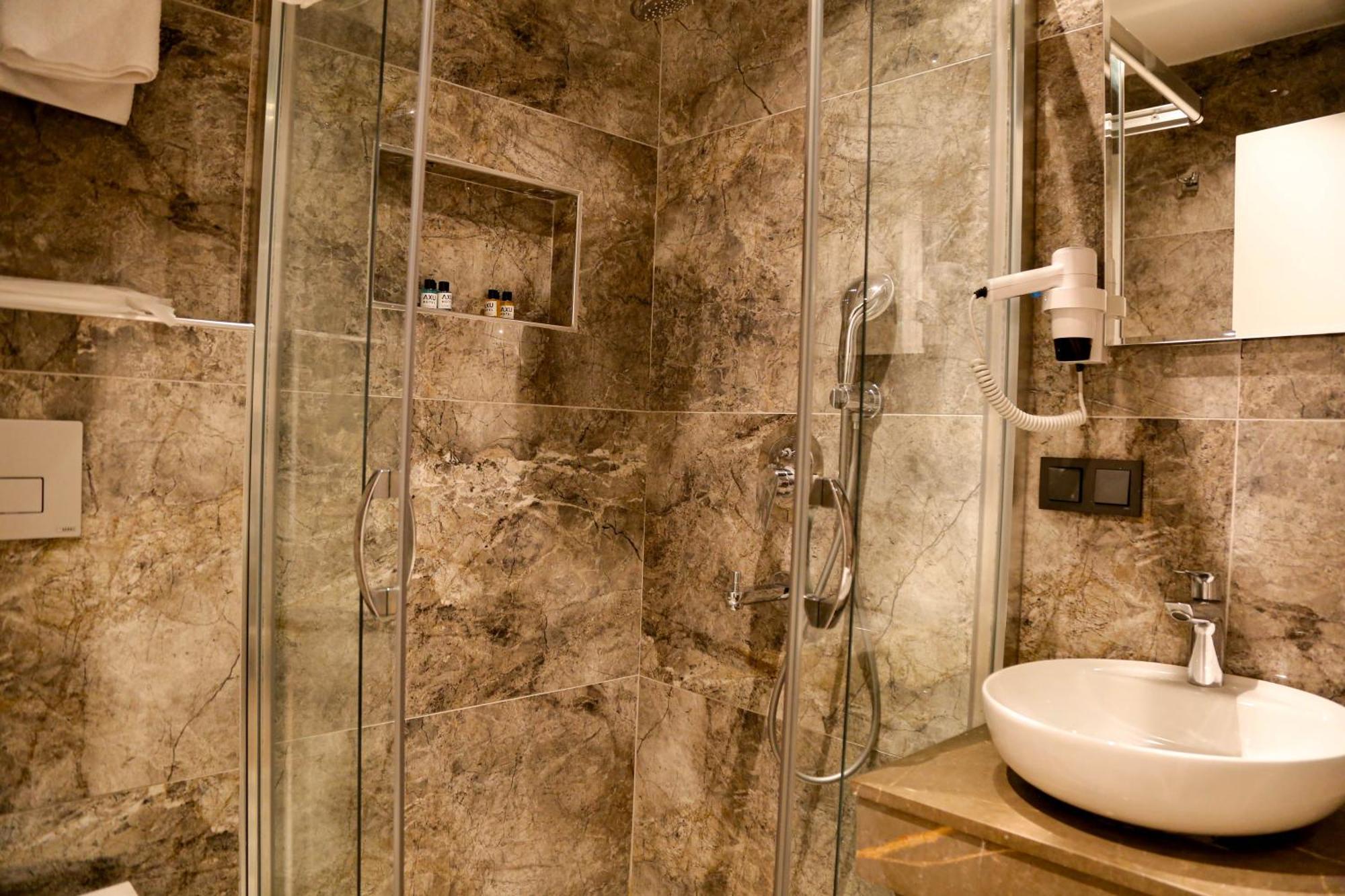 Axu Airport Hotel Arnavutkoy 외부 사진 A shower enclosure