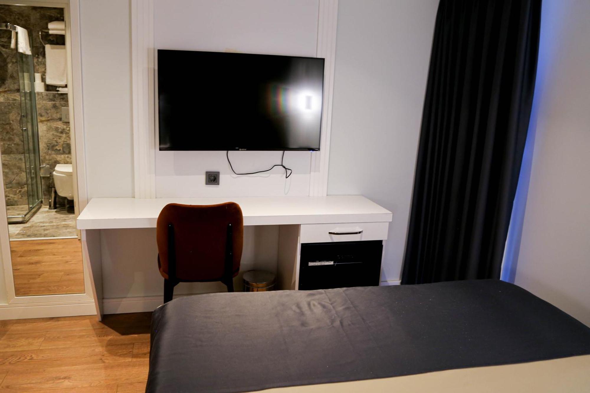 Axu Airport Hotel Arnavutkoy 외부 사진 A television in a hotel room