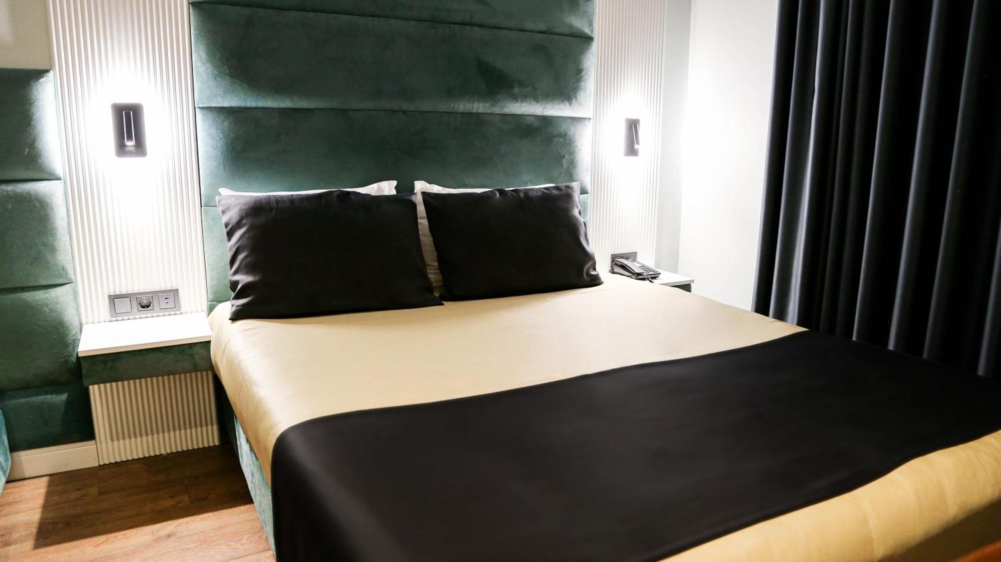 Axu Airport Hotel Arnavutkoy 외부 사진 A bed with a bed runner